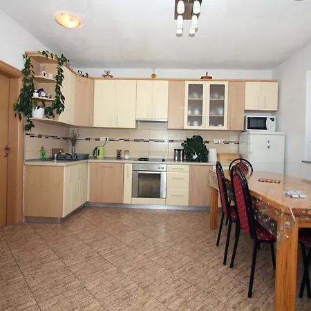 4 Bedroom In Apartman Tisno