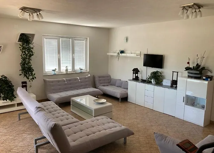 4 Bedroom In דירה *